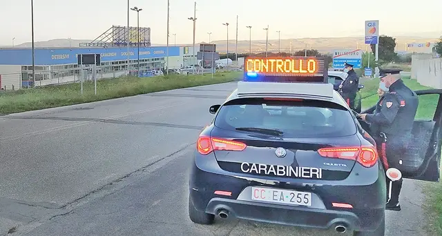 Ubriaco davanti all’Eurospin importuna i clienti e si avventa anche contro i Carabinieri: arrestato
