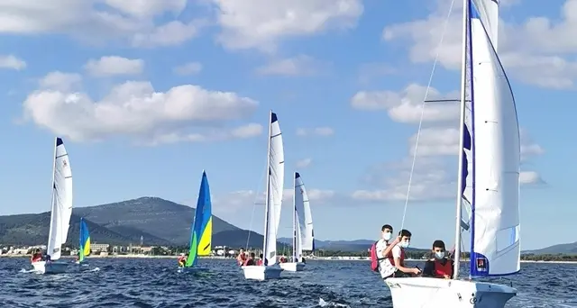 Il Covid non ferma la vela, nella città catalana 100 studenti hanno debuttato in barca