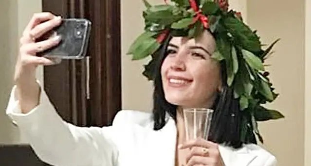 Sconfigge il virus e si laurea con 110 e lode in Medicina: “Auguri Dottoressa”