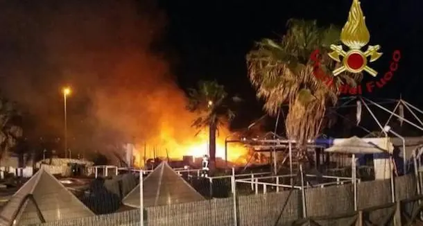 Incendio sul lungomare Poetto: distrutto il chiosco \"Oasi dei Sette Vizi\"