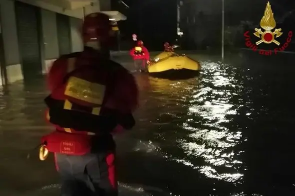I vigili del fuoco al lavoro, con fluviali e mezzi anfibi, per il  maltempo che ha interessato la zona dell\\u2019Alto Jonio a Crotone e Cosenza, 22 novembre 2020. Evacuate 40 persone sul lungomare di Schiavonea (CS), 200 i soccorsi gi\\u00E0 effettuati da inizio emergenza.\\nTWITTER VIGILI DEL FUOCO\\n+++ ATTENZIONE LA FOTO NON PUO\\u2019 ESSERE PUBBLICATA O RIPRODOTTA SENZA L\\u2019AUTORIZZAZIONE DELLA FONTE DI ORIGINE CUI SI RINVIA +++ ++ HO - NO SALES, EDITORIAL USE  ONLY ++