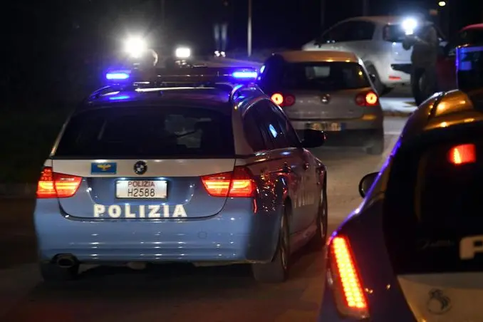 Agenti della polizia impegnati nell\\'operazione contro la mafia cinese denominata \\'China truck\\' a Prato 18 gennaio 2018. Centinaia di agenti stanno eseguendo in varie citt\\u00E0 italiane e di paesi Ue diverse ordinanze di custodia cautelare in carcere e una serie di provvedimenti nei confronti di soggetti appartenenti, secondo le indagini, ad un\\'organizzazione mafiosa che agiva in Italia e in vari paesi europei. L\\'inchiesta \\u00E8 coordinata dalla Dda di Firenze. Le misure sono scattate oltre che in Italia anche in Francia e Spagna, grazie alla collaborazione delle rispettive polizie.\\nANSA/CLAUDIO GIOVANNINI