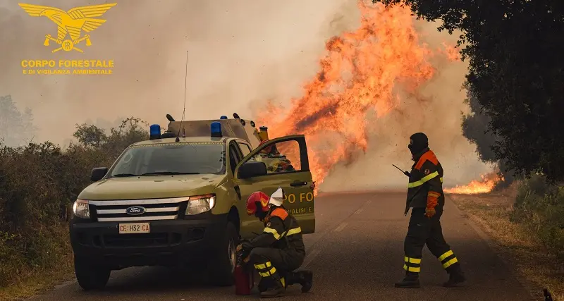 Incendi: 16 roghi in Sardegna. Elicotteri e Canadair in azione nell'Isola