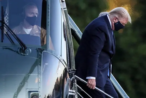 epaselect epa08716553 US President Donald J. Trump exits Marine One while arriving to Walter Reed National Military Medical Center in Bethesda, Maryland, USA, on 02 October 2020. Trump will be treated for Covid-19 after being in isolation at the White House since his diagnosis, which he announced after one of his closest aides had tested positive for coronavirus infection.  EPA/Oliver Contreras / POOL