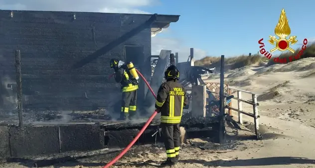 Chiosco in fiamme a Platamona, intervengono i Vigili del fuoco