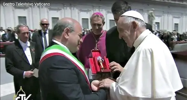 Il sindaco di Sassari consegna a Papa Francesco un Candeliere d'oro speciale