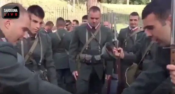 Ecco i militari della Brigata Sassari prima della parata: vi sveliamo un simpatico retroscena. IL VIDEO