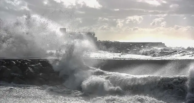 Meteo, arriva il freddo e il forte maestrale: week end con l’ombrello