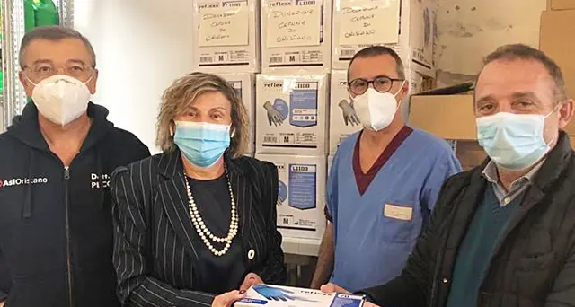 Comune dal cuore d’oro, dona guanti all’ ospedale San Martino
