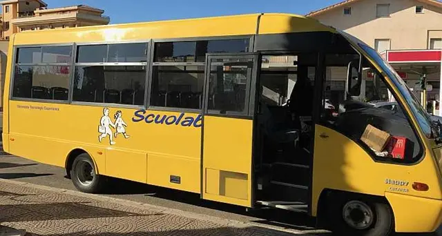 Bimba rom esclusa dallo scuolabus: andrà all’asilo in taxi grazie a una colletta