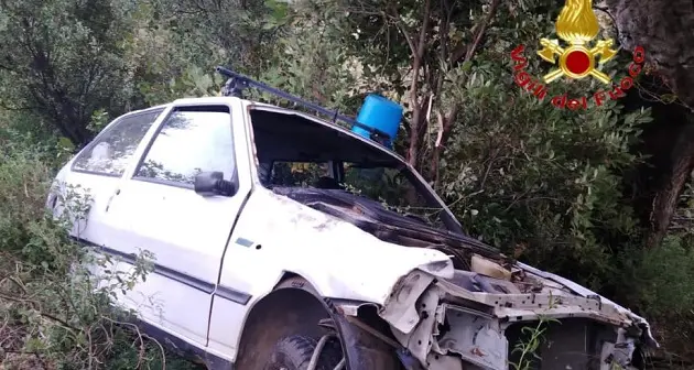 Auto contro un albero a Osini