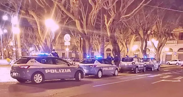 Piazza Del Carmine, vede i poliziotti, butta la droga e scappa: rocambolesca fuga di un pusher