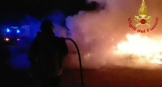 Incendio doloso nella notte nella zona di via dell'Artigianato: nel mirino un autonoleggio