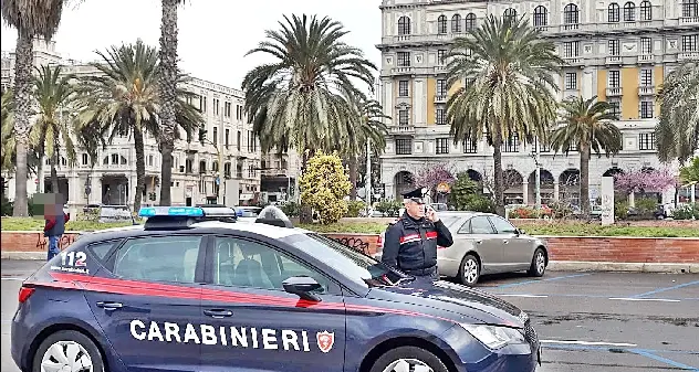 Sassi contro i finestrini di due auto parcheggiate in via Roma: 38enne in manette