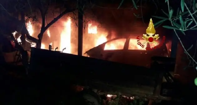 Massama: casolare in fiamme