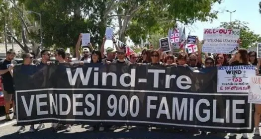 I lavoratori WindTre chiedono lavoro e dignità, no alla cessione del call center