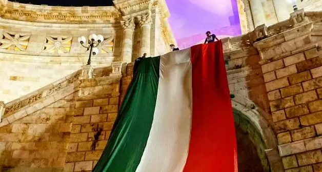 Cagliari. Fratelli d'Italia: \"Alla bandiera bruciata, rispondiamo con l'orgoglio tricolore\"