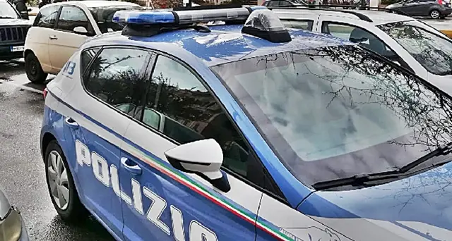 Spacca i vetri delle auto parcheggiate per rubare all’interno, arrestato topo d’auto