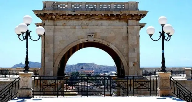 Cagliari: violano il coprifuoco e si recano al Bastione per incendiare tricolore