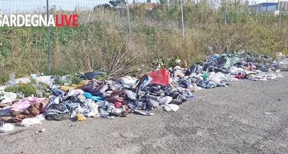 La grande pattumiera nella periferia di Sestu, cumuli di vestiario abbandonato vicino all’Eco Centro