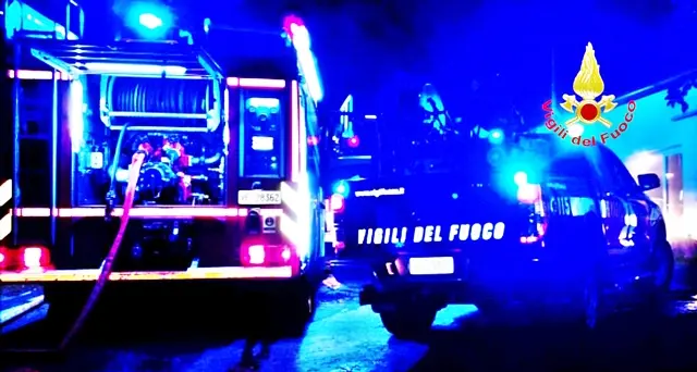 Fiamme lambiscono un’abitazione, sul posto i Vigili del Fuoco: probabile un corto circuito