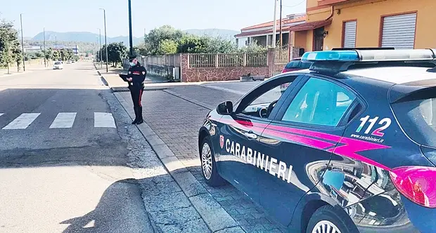 Dopo l’incidente stradale, rifiuta l’alcoltest e minaccia i Carabinieri intervenuti: denunciato