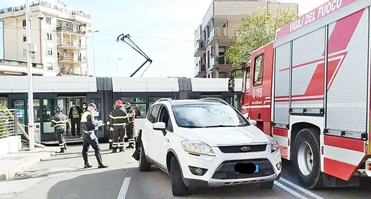 Auto si scontra con la metro, panico tra i passeggeri a bordo