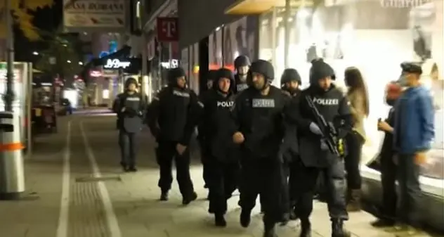 Vienna: notte di terrore, polizia alla ricerca di almeno un fuggitivo