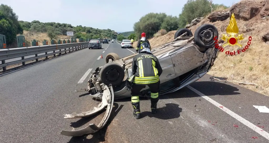 Oristano, perde il controllo dell’auto e si ribalta: ferita una donna