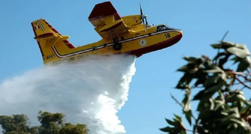 Tre vasti incendi in Sardegna: in azione elicotteri e canadair