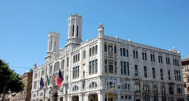 Cagliari, sit-in ambientalisti davanti al Comune contro il rigassificatore