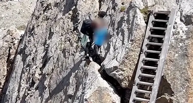 Sulla ferrata con il bambino in braccio: il video diventa virale