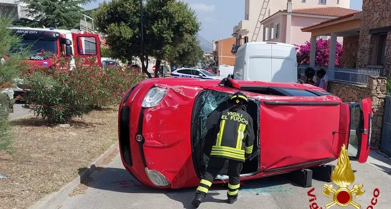 Incidente stradale a Olbia: auto si ribalta su un fianco