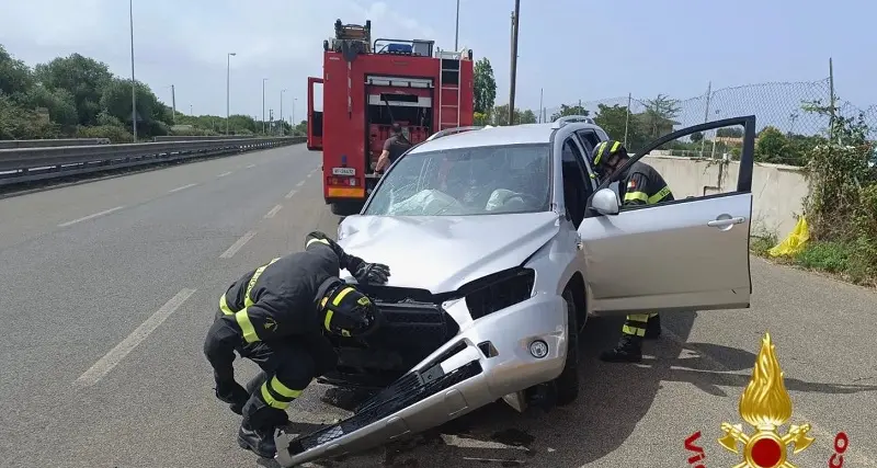 Sassari: perde il controllo dell’auto e sbatte contro un palo della luce