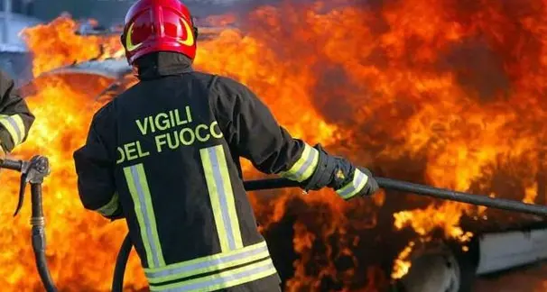 Paura nella notte a Sestu: bomba distrugge l'auto di un commerciante