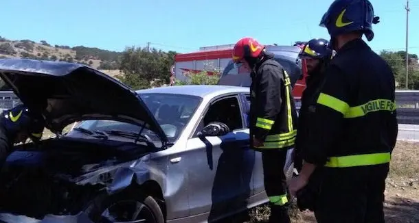 Auto finisce fuori strada, momenti di paura per un mamma e il figlio di tre anni