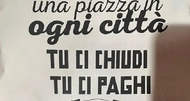 Napoli. Il corteo pacifico dei commercianti: \"Tu ci chiudi, tu ci paghi\"