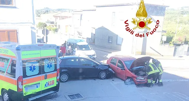 Scontro tra due auto, due feriti trasportati in ospedale