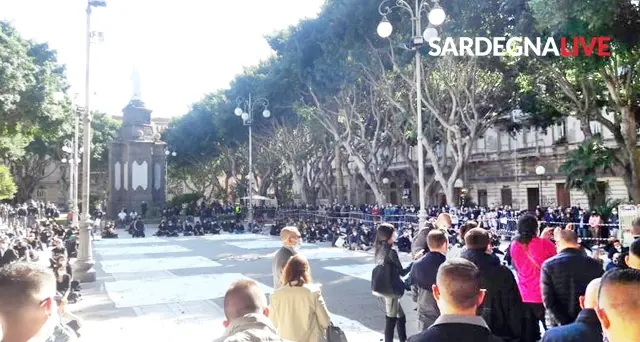 Covid, ristoratori e gestori dei locali hanno “apparecchiato” in piazza Del Carmine: “Siamo disperati”