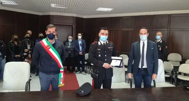 La scorsa settimana ha salvato una donna dal suicidio, oggi l'encomio da parte del sindaco