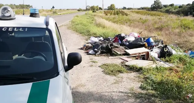 Rifiuti abbandonati in periferia, la Compagnia Barracellare scopre i furbetti: ecco di chi si tratta