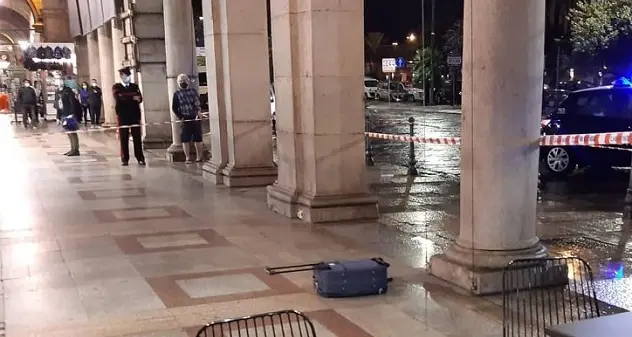 Cagliari: trolley sospetto in via Roma, sul posto gli Artificieri