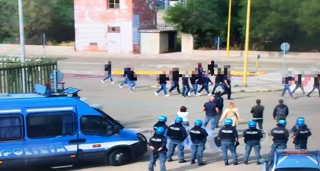 Ultras Cagliari manifestano senza autorizzazione fuori dallo stadio