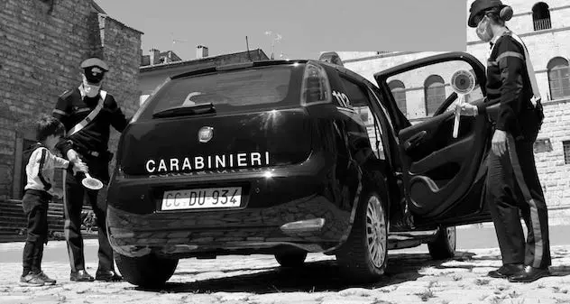 Cagliari. Il papà non chiude il portone, bimbo di tre anni esce solo da casa