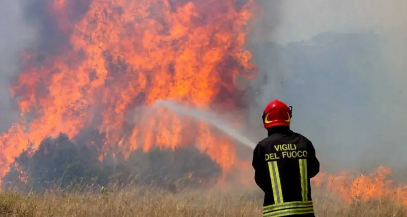 Vasto incendio lungo la strada provinciale 1 che collega Chilivani e Ozieri, distrutti 200 metri di fibra ottica