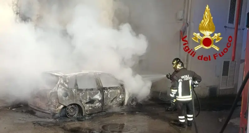 Paura nella notte a Tula, auto incendiata e famiglia intossicata