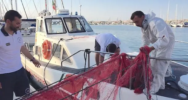 Rete da pesca lunga 2,5 chilometri nell'Area Marina Protetta: scatta il sequestro da parte della Guardia Costiera