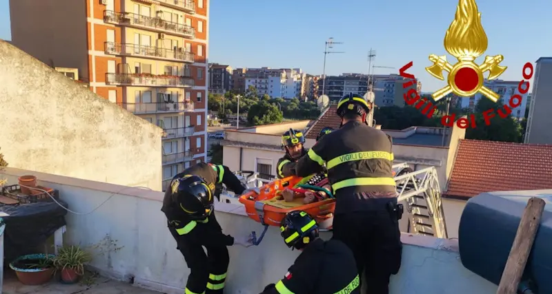 Sassari, barella non passa dalla scala: i Vigili del Fuoco salvano l’anziana