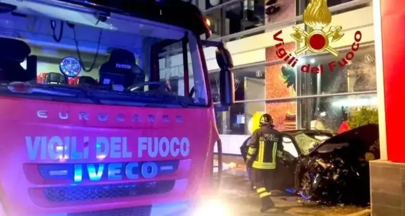 Terribile schianto nella notte, morti quattro giovani dai 19 ai 21 anni