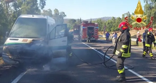 Autobus in fiamme a Nuoro: salvo il conducente